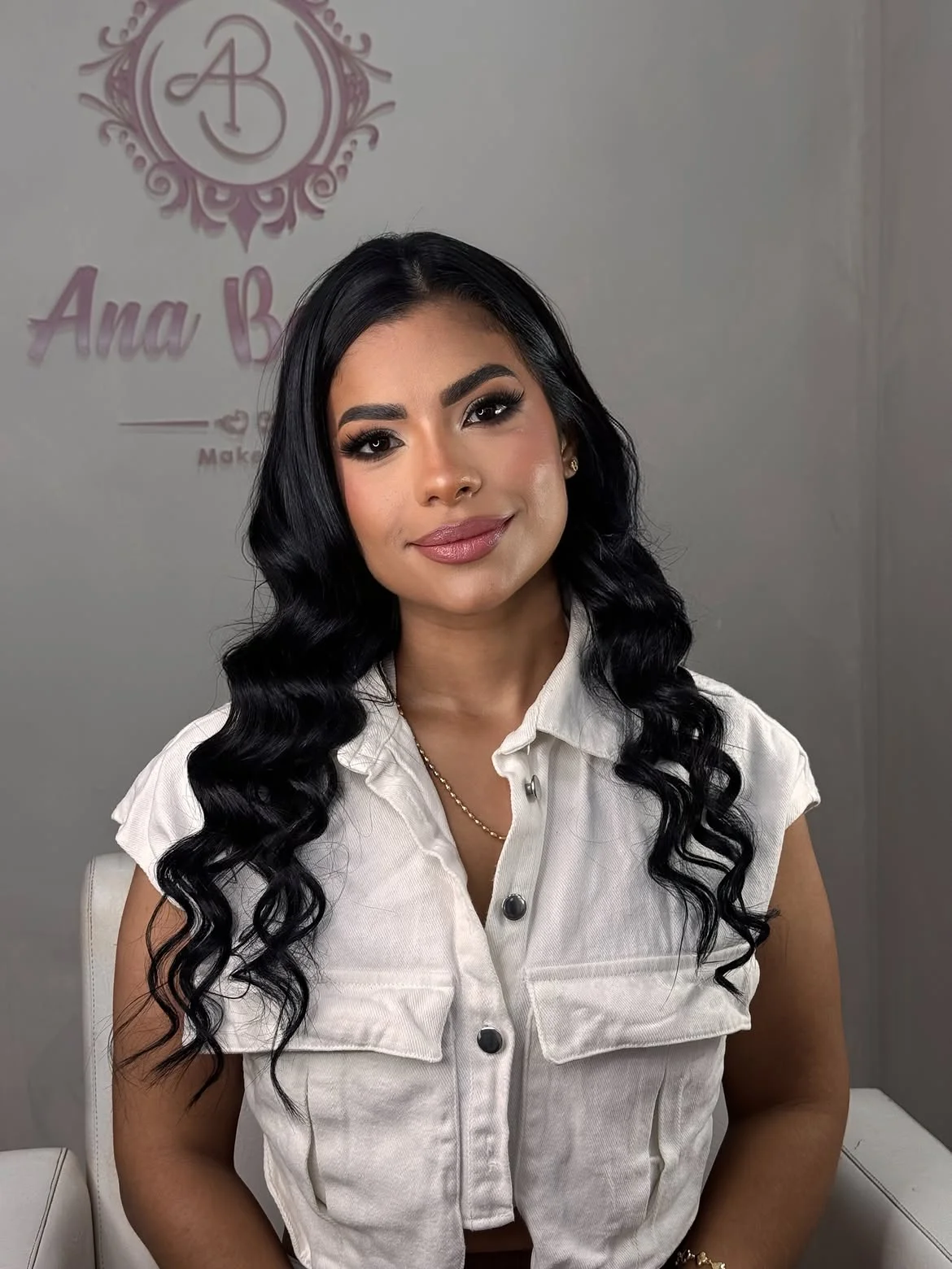 Mujer con maquillaje elegante y delineado negro