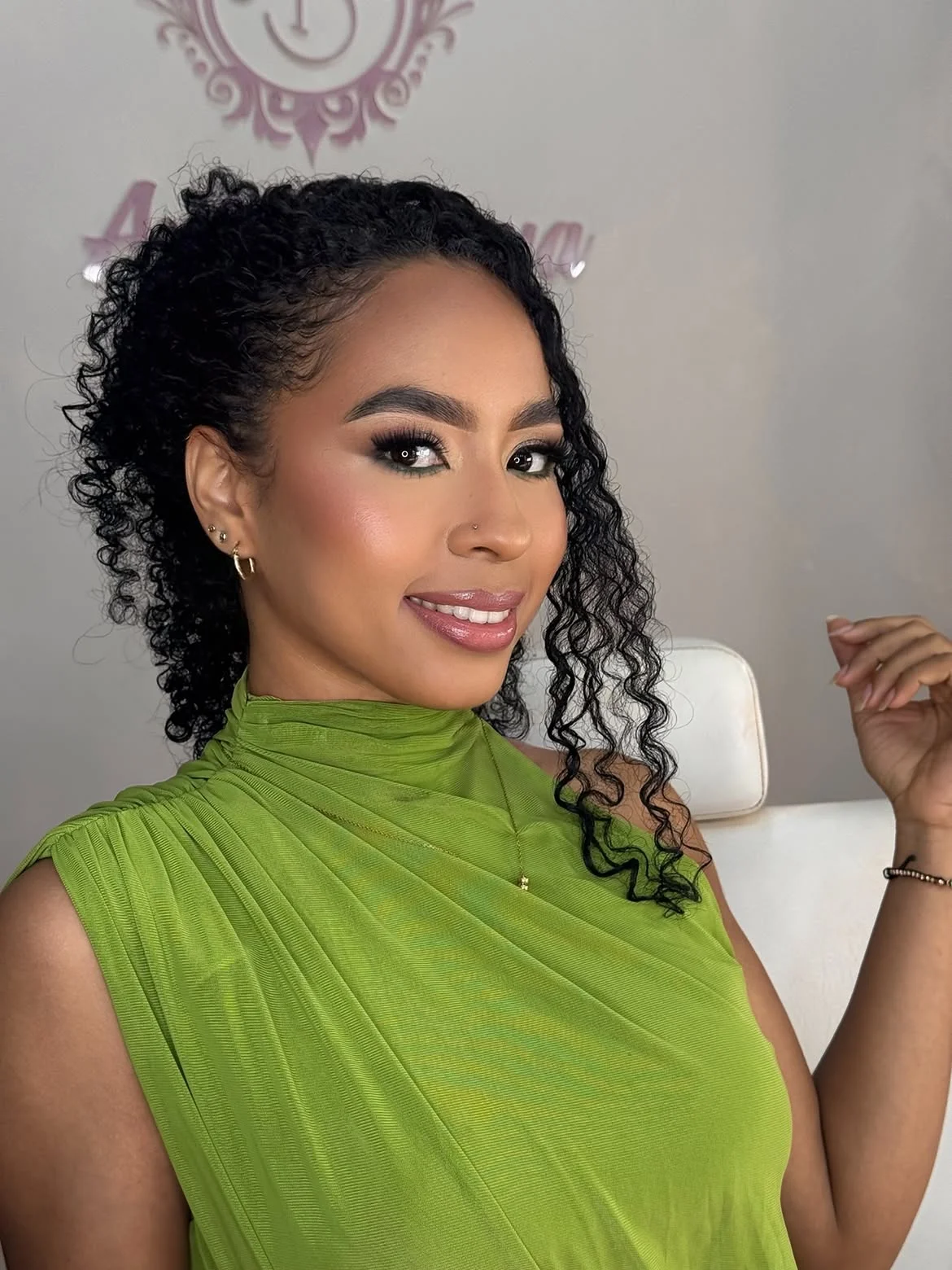 Mujer con maquillaje de ojos definido y labios brillantes