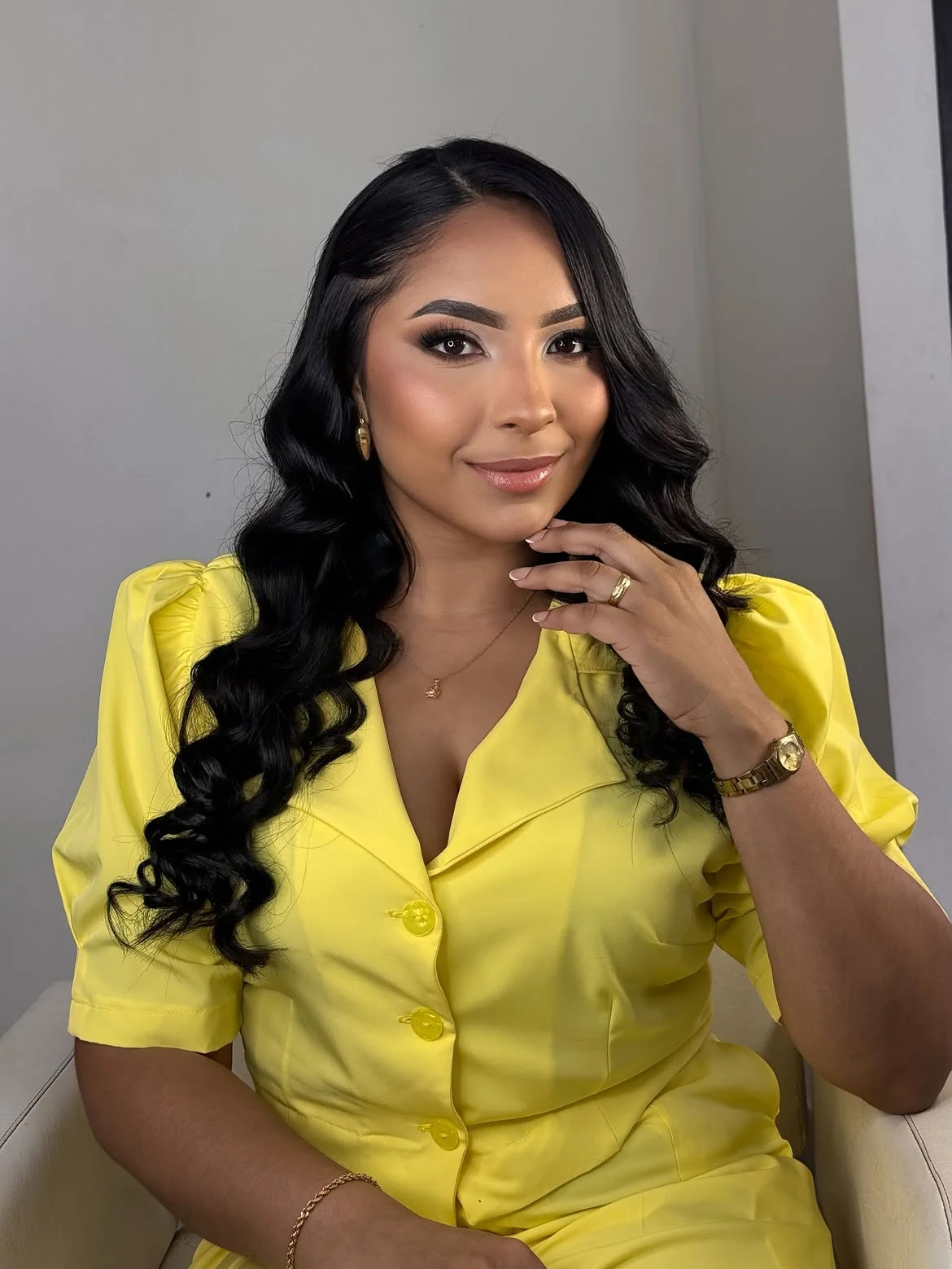 Mujer con maquillaje profesional en tonos neutros
